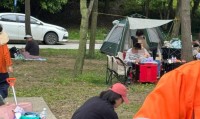 宋宁峰出轨风波后公园露面！长发好邋遢、胳膊疑有伤狗仔喊话要曝更多黑料